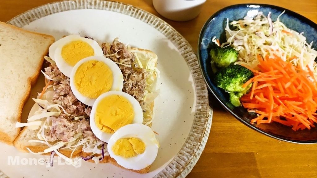 サバ水煮と卵を挟んだボリュームのあるサバサンド